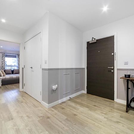 Private Double Bd With Optional Balcony, 15 Mins To London Cc Appartement Buitenkant foto